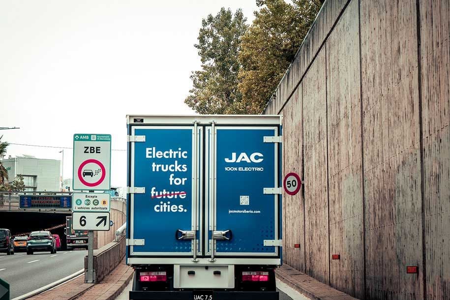 Camión eléctrico JAC en ZBE de Barcelona