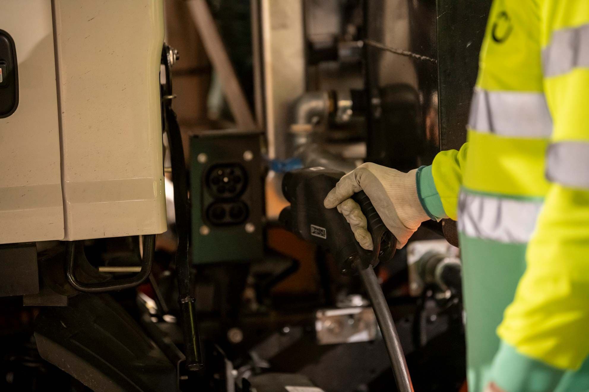 cargando un camión eléctrico JAC