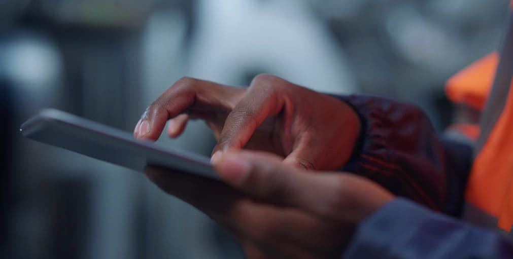 Operario postventa de JAC con tablet en la mano