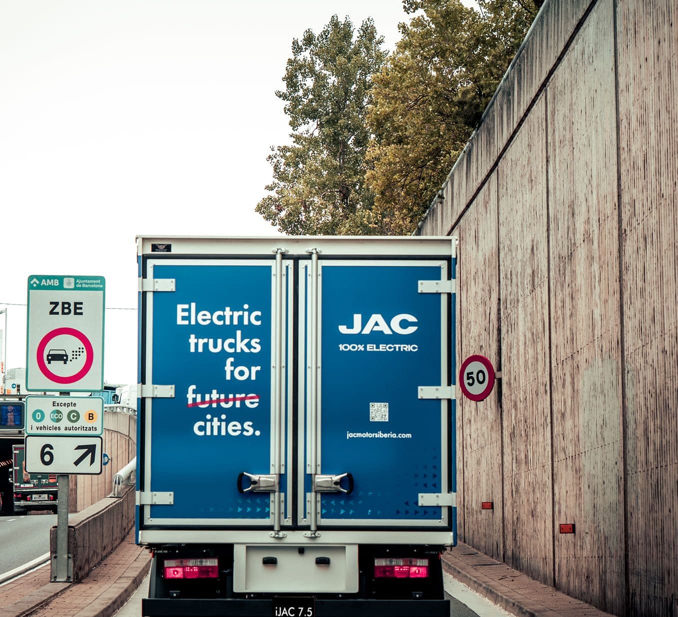 Camión eléctrico JAC en ZBE de Barcelona