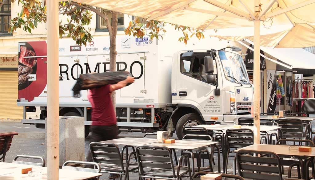 Camión frigorífico de JAC en un restaurante