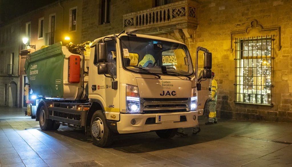 Camión eléctrico JAC recogiendo basura