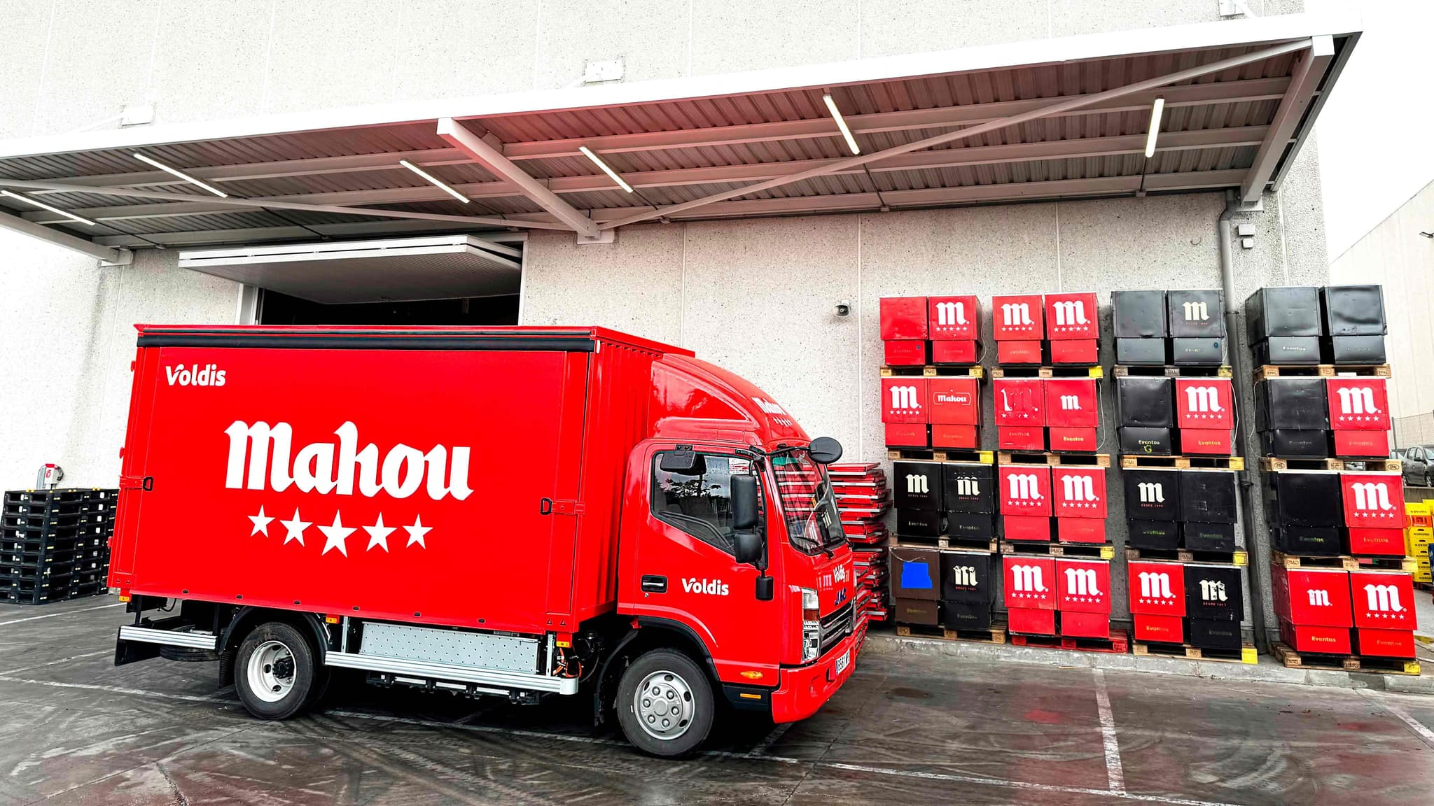 Mahou impulsa logística sostenible con camiones eléctricos JAC